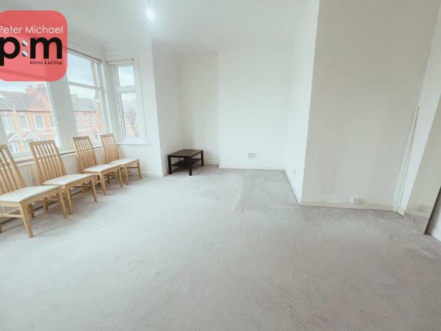 Apartment for rent in Brownlow Road, N11 2BN