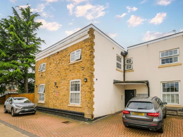 apartment for rent in Glebelands Avenue, E18 2AB