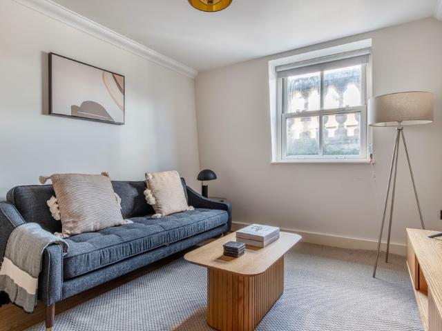 1 bedroom flat to rent on Earls Court Road, London