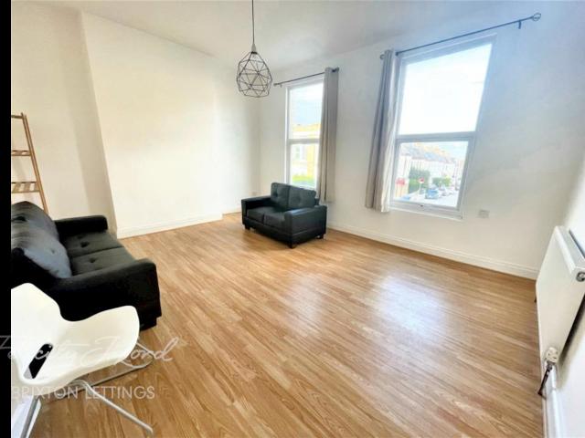 apartment for rent in Elm Park, Brixton