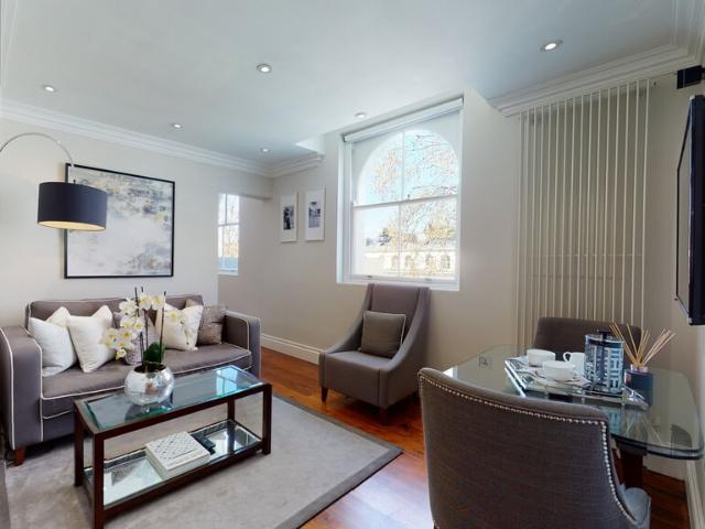 2 bedroom flat to rent on Kensington Gardens Square, London