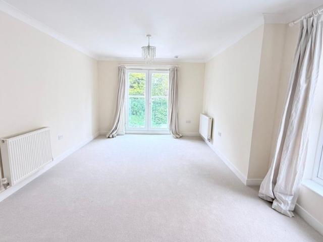apartment for rent in Highbury Drive, KT22 7UJ