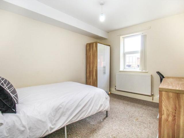 apartment for rent in Hyde Park Road, Leeds, LS6