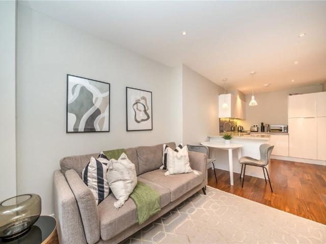 apartment for rent in Lovat Lane, Bank