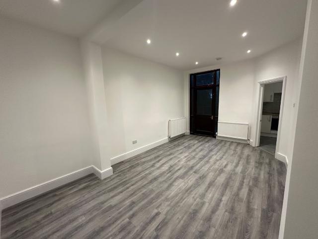 Apartment for rent in Lakeside Road, N13 4PR