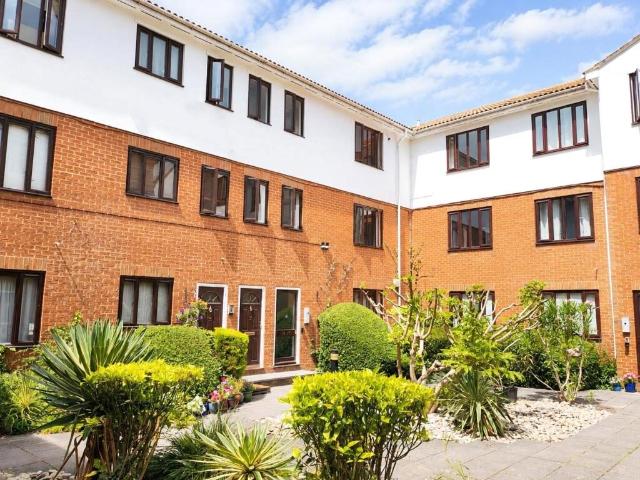 apartment for rent in Lyonsdown Road, EN5 1SX