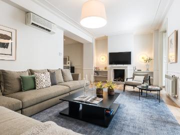 Large 3 Bedroom Flat in the Justicia Neighborhood
