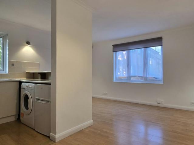 Apartment for rent in Maltby drive, EN1 4EL