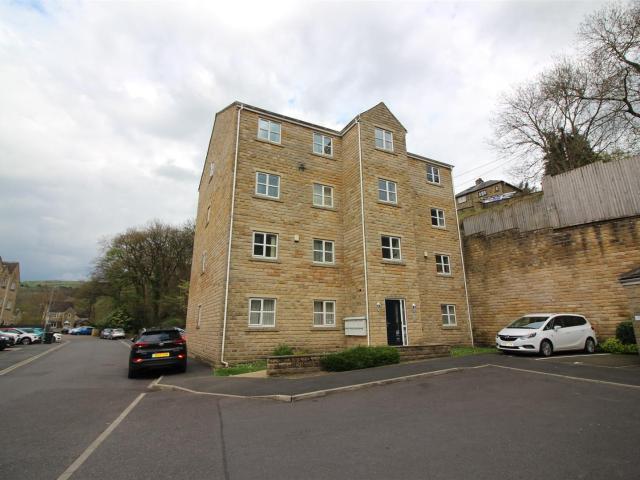 apartment for rent in Mill Stream Drive, Luddendenfoot, Halifax