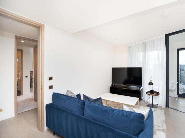 2 bedroom flat to rent on Nine Elms Lane, London
