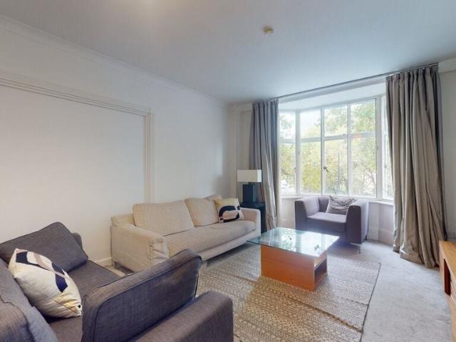 5 bedroom flat to rent on Park Road, London
