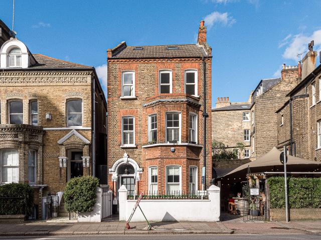 apartment for rent in PARKGATE ROAD, SW11