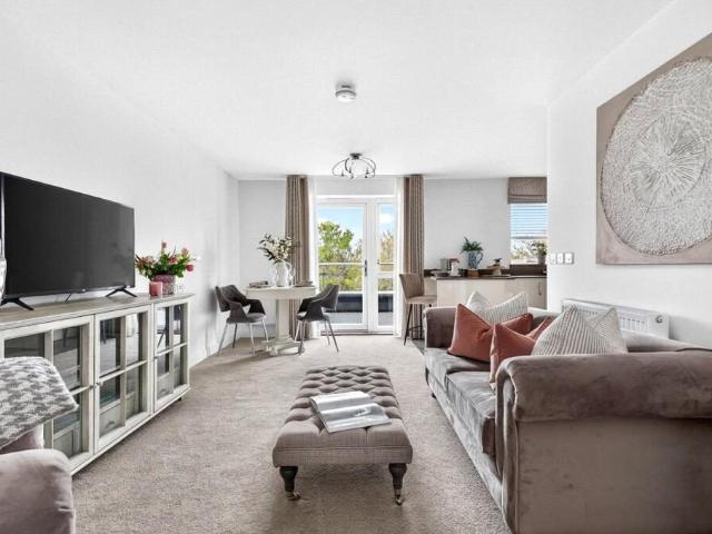 apartment for rent in Queens Road, KT13 9UX