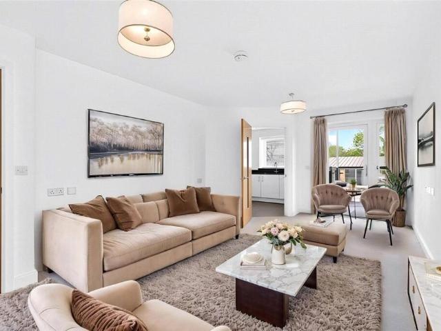 apartment for rent in Queens Road, KT13 9UX