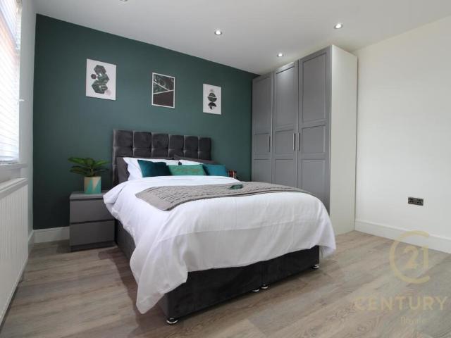 apartment for rent in Villiers Avenue, KT5 8BE