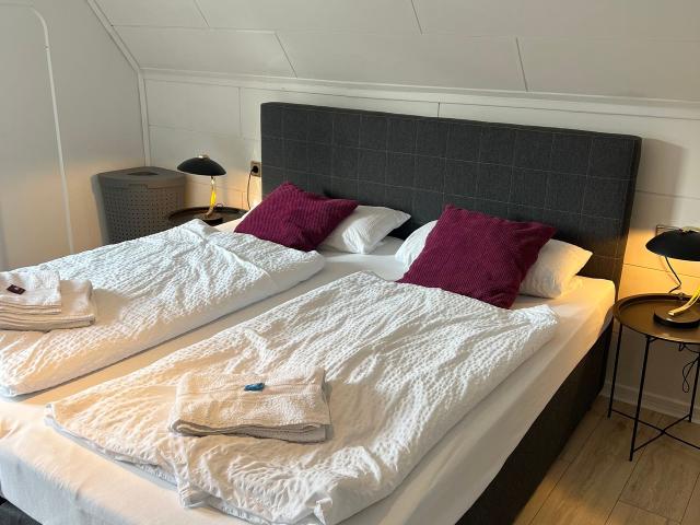 Apartment for 4 with balcony, bathtub, kitchen, smart tv, washing machine, internet & parking, Dortmund Amsterdam Apartments for Rent