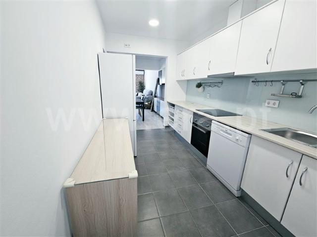 Apartment Floor Dwelling T3 / Almada, Costa da Caparica