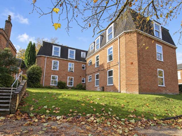 Apartment, Hyde House Gardens. 2 bed ground floor flat to rent £1,200 pcm £277 pw
