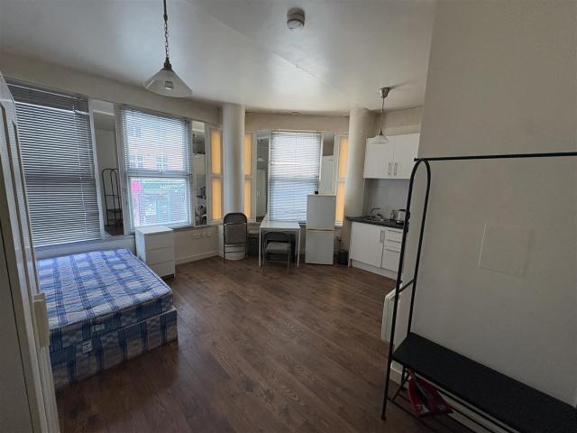 apartment in 21A Sentinel Square, Hendon, NW4 2EL