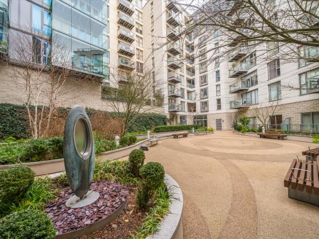 apartment in Courtyard Apartments, Shoreditch, E1