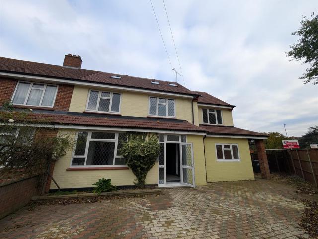 Apartment In Court Mead, Northolt Ub5