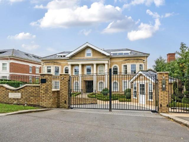 apartment in Cockfosters Road, Hadley Wood