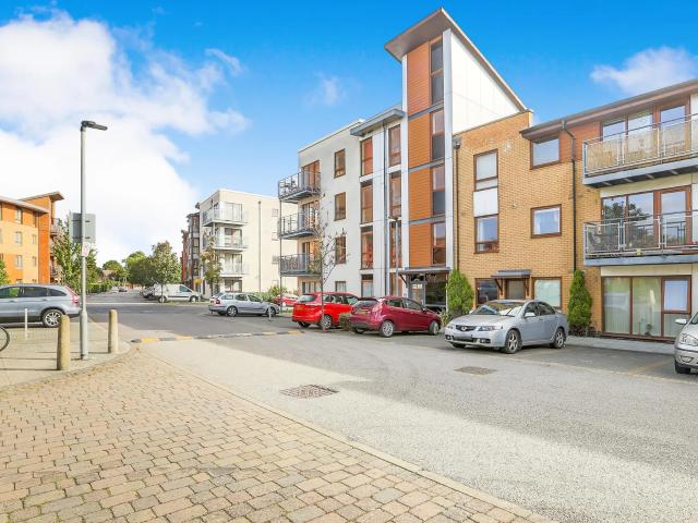 apartment in Commonwealth Drive Crawley