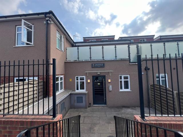 Apartment In Cazenove Road, London Rm11