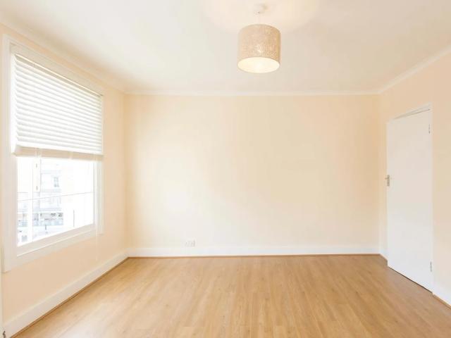 apartment in Caledonian Road, N1
