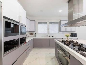 Apartment in Carrer de Santa Pola, Valencia for 250 m² with 3 bedrooms