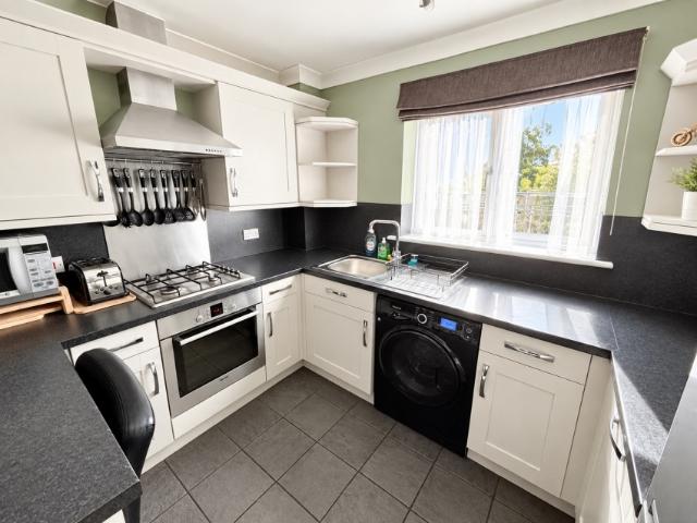 apartment in Chertsey Road, Feltham, Greater London