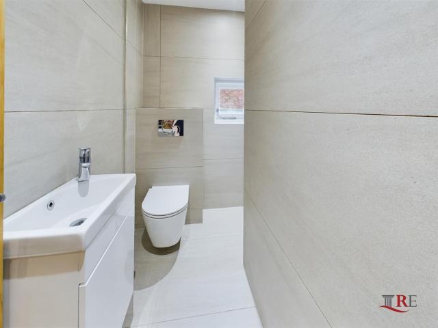 apartment in Christchurch Avenue, London, Brent, NW6 7BE