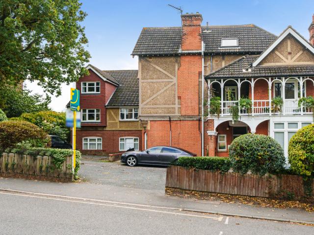 apartment in Cranes Park, Surbiton, Surrey, KT5