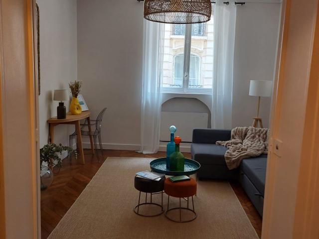 Apartment in a Haussmann building 1 Living room & 1 Bedroom Absolutely quiet and safe proximity to transport prestigious 9ᵉ arrondissement, Paris Amsterdam Apartments for Rent
