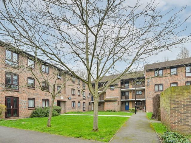 apartment in Anstice Close