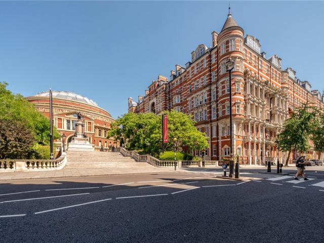 apartment in Albert Court West Block, South Kensington, SW7