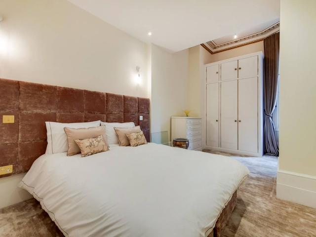apartment in Albert Hall Mansions