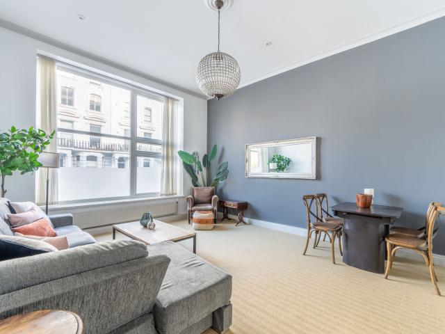 apartment in Arundel Gardens, W11