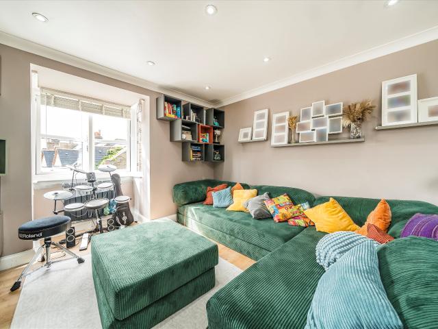apartment in Batson Street, Shepherd's Bush, W12
