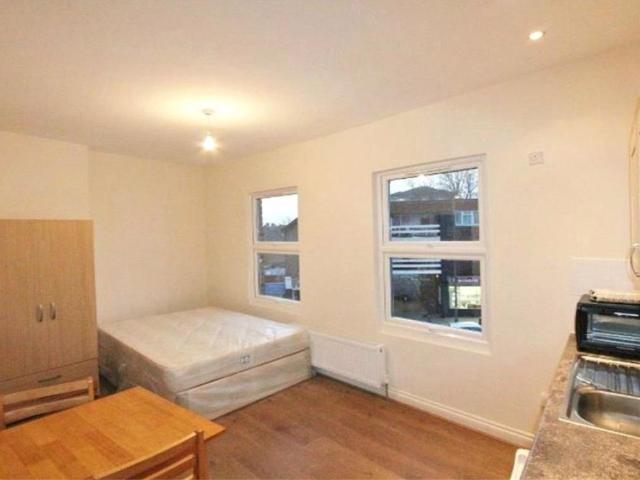 apartment in Bell Lane Flat 5, NW4 2AD