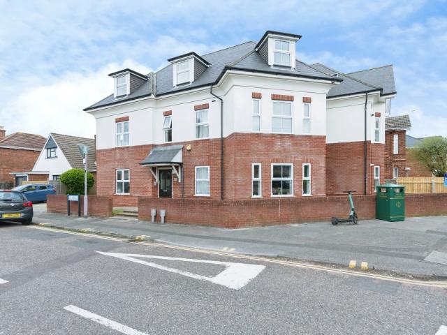 apartment in Bennett Road Bournemouth, BH8