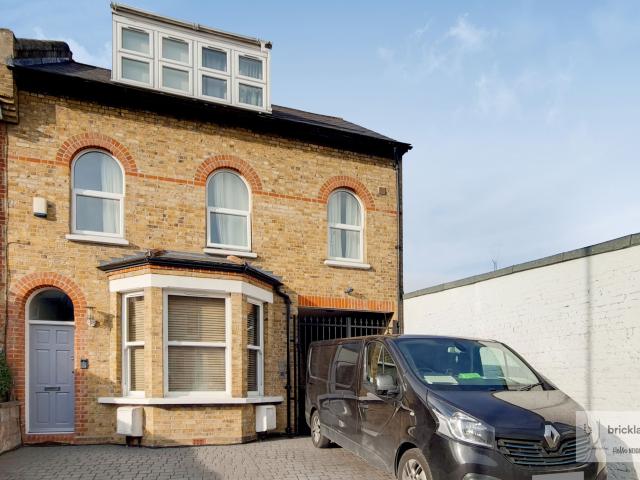 apartment in Birkbeck Road