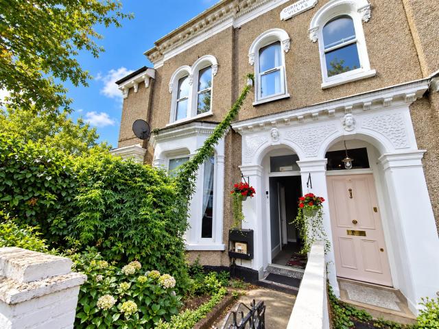 Apartment In Birkbeck Road, London N17