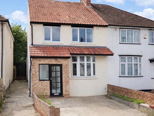 Apartment In Bishops Road, Hayes Ub3