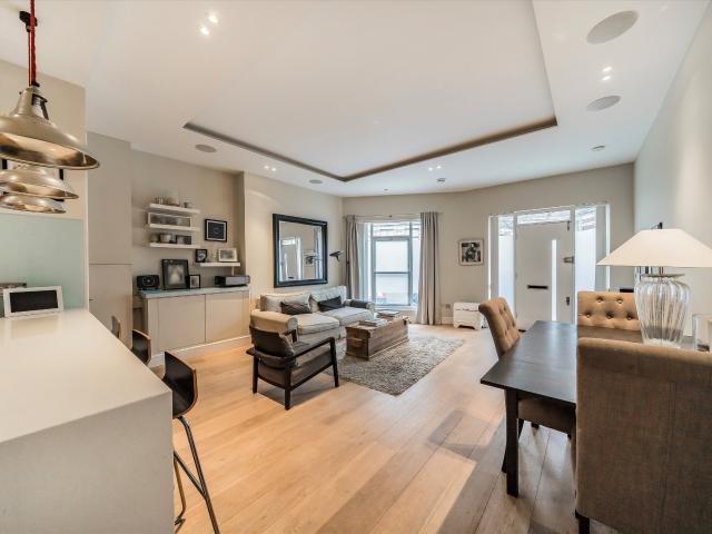 apartment in Blythe Road,, W14