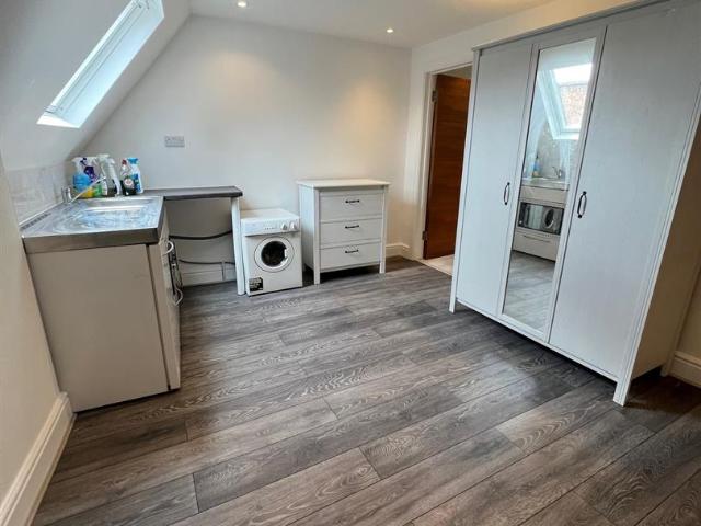 apartment in Brent Street, Hendon, NW4 4DH