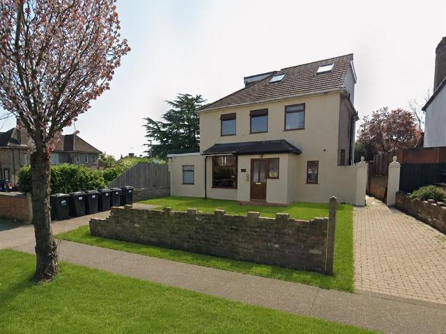 Apartment In Broomwood Road, Orpington Br5
