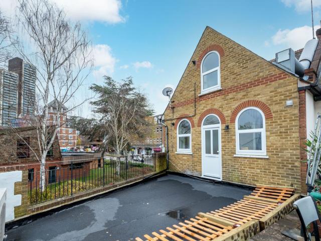 apartment in Goldsworth Road, Woking, GU21