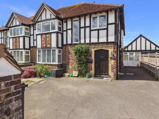 apartment in George V Avenue, Worthing, BN11 5SD