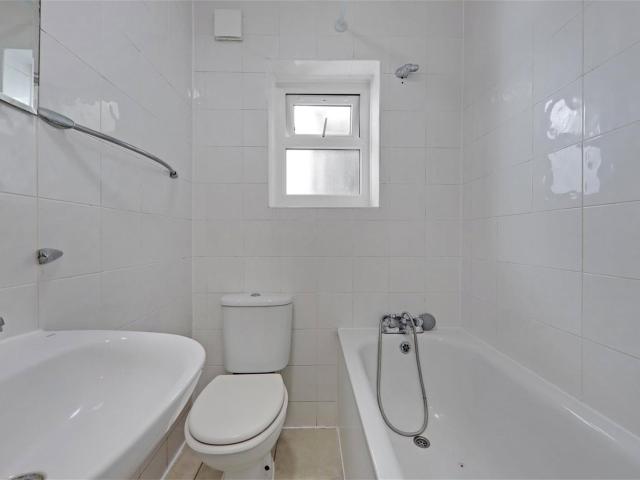 apartment in Gleneldon Road, Streatham, SW16